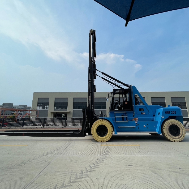 Вилочный погрузчик для марин SOCMA HNF-200 для подъема лодок в маринах