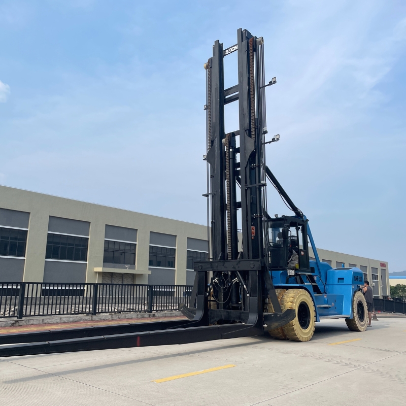 Вилочный погрузчик для марин SOCMA HNF-200 для подъема лодок в маринах