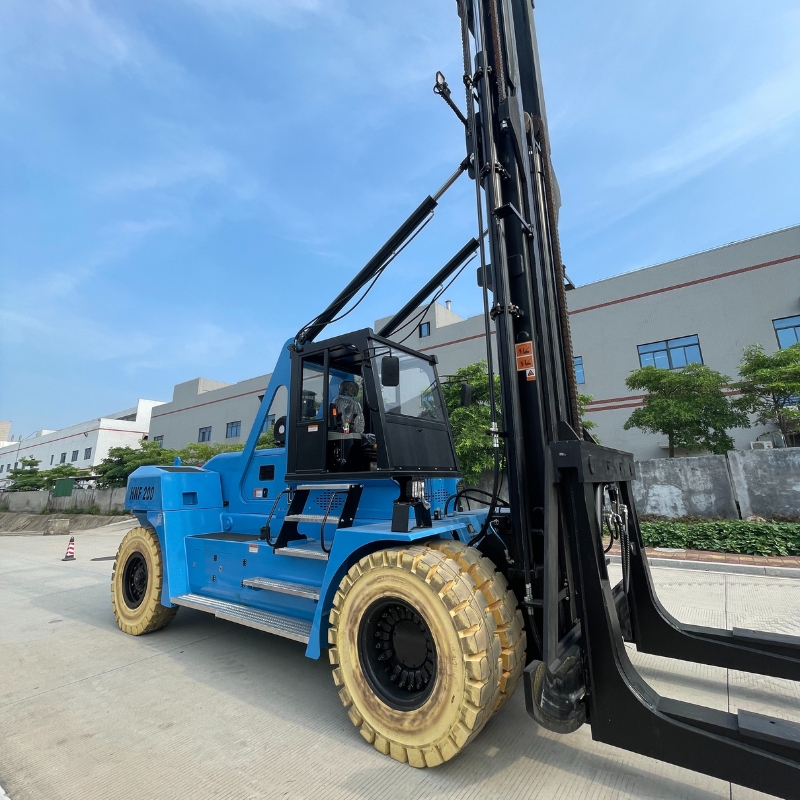 Вилочный погрузчик для марин SOCMA HNF-200 для подъема лодок в маринах